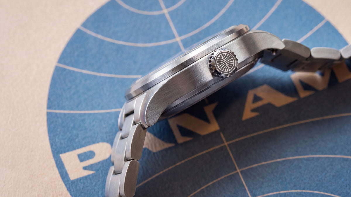 TW2Y94600 Side view of the stainless-steel watch case and bracelet, highlighting the Pan Am globe emblem on the crown.